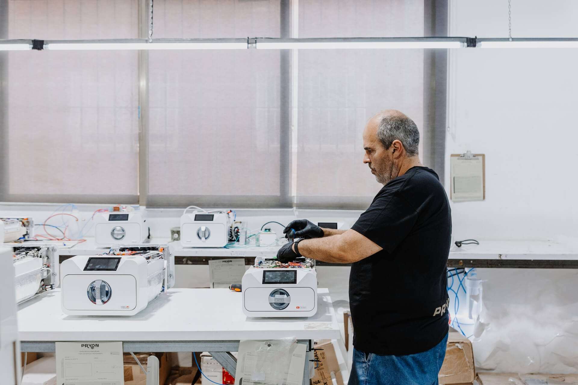 Técnicos reparando autoclaves enbio