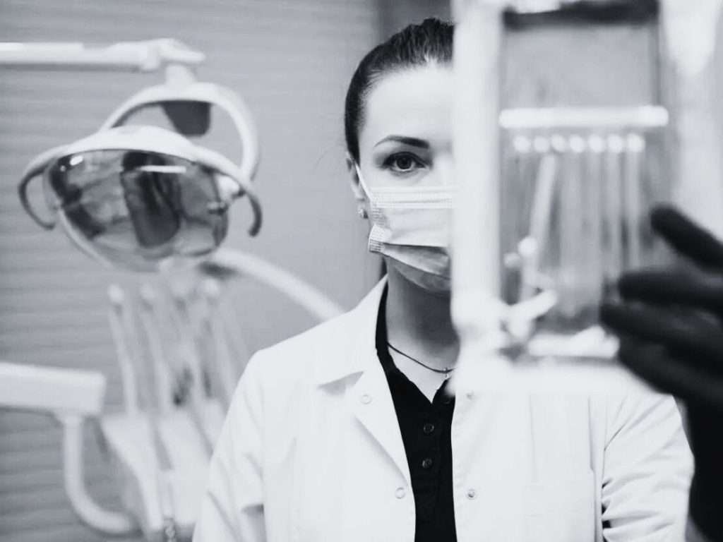 Profesional sanitario en clínica — autoclaves de las marcas que distribuye Pryon