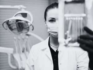 Profesional sanitario en cl&iacute;nica &mdash; autoclaves de las marcas que distribuye Pryon