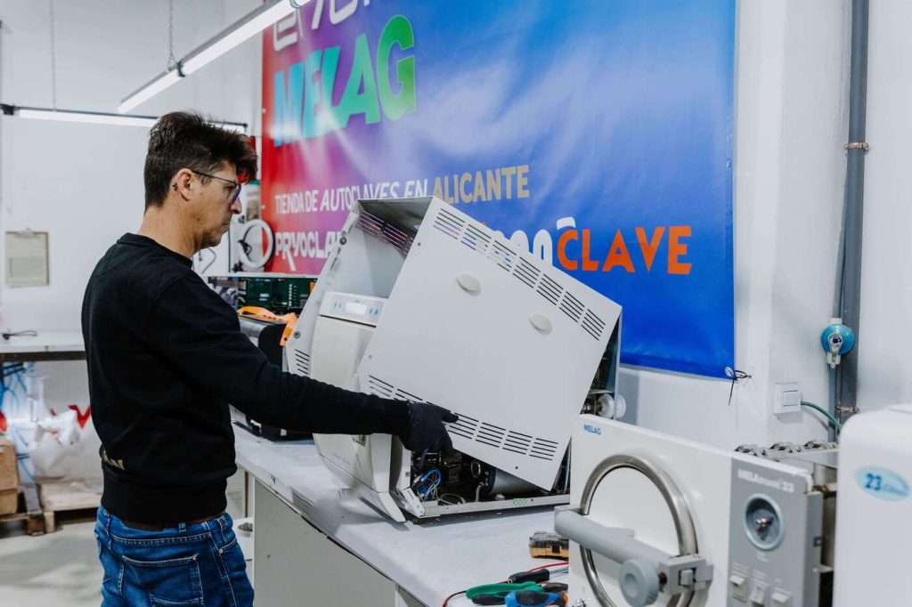 Tecnico revisando autoclave de segunda mano antes de venta