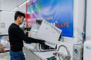 Tecnico revisando autoclave de segunda mano antes de venta