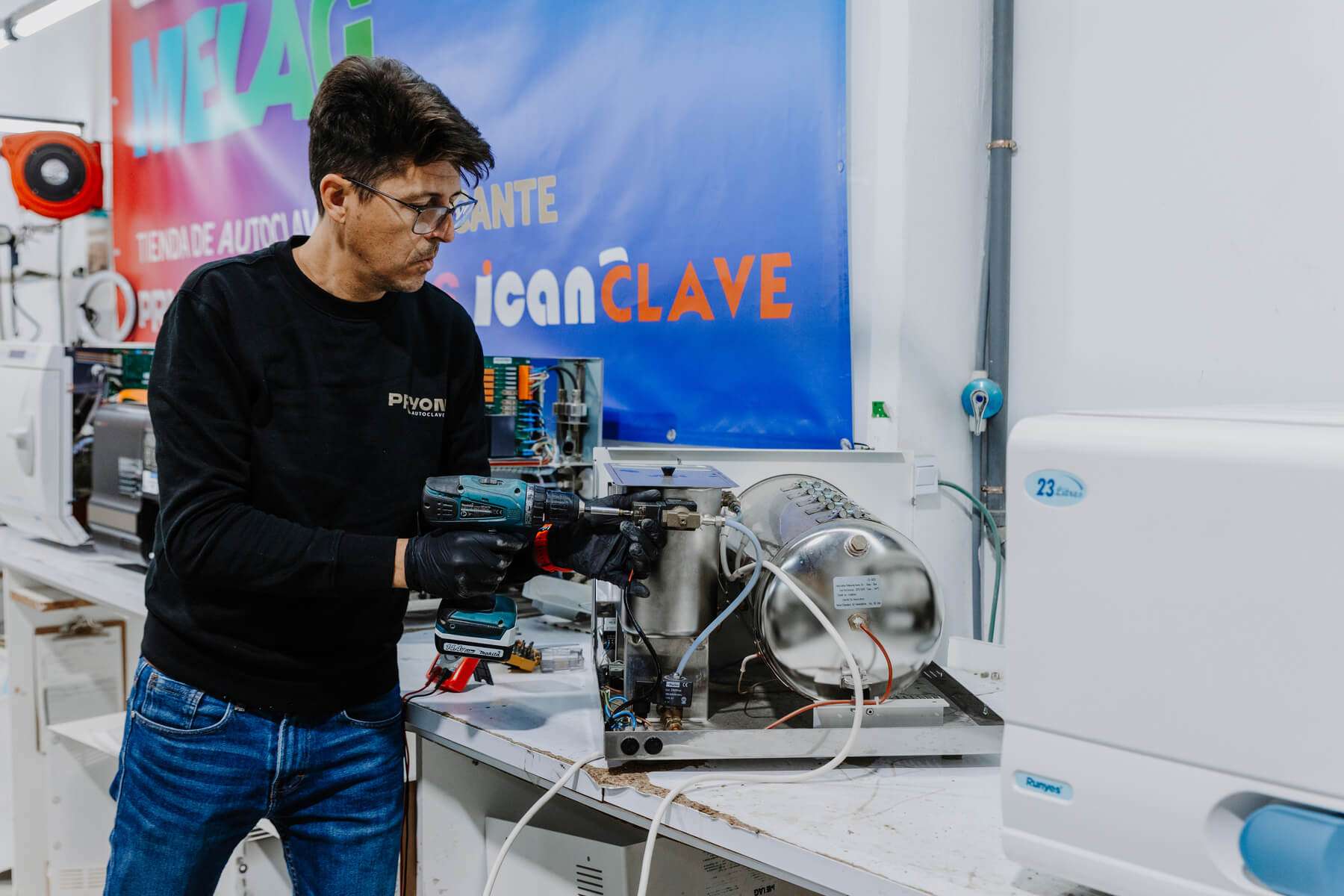 Técnico PRYON reparando autoclave en taller de servicio técnico