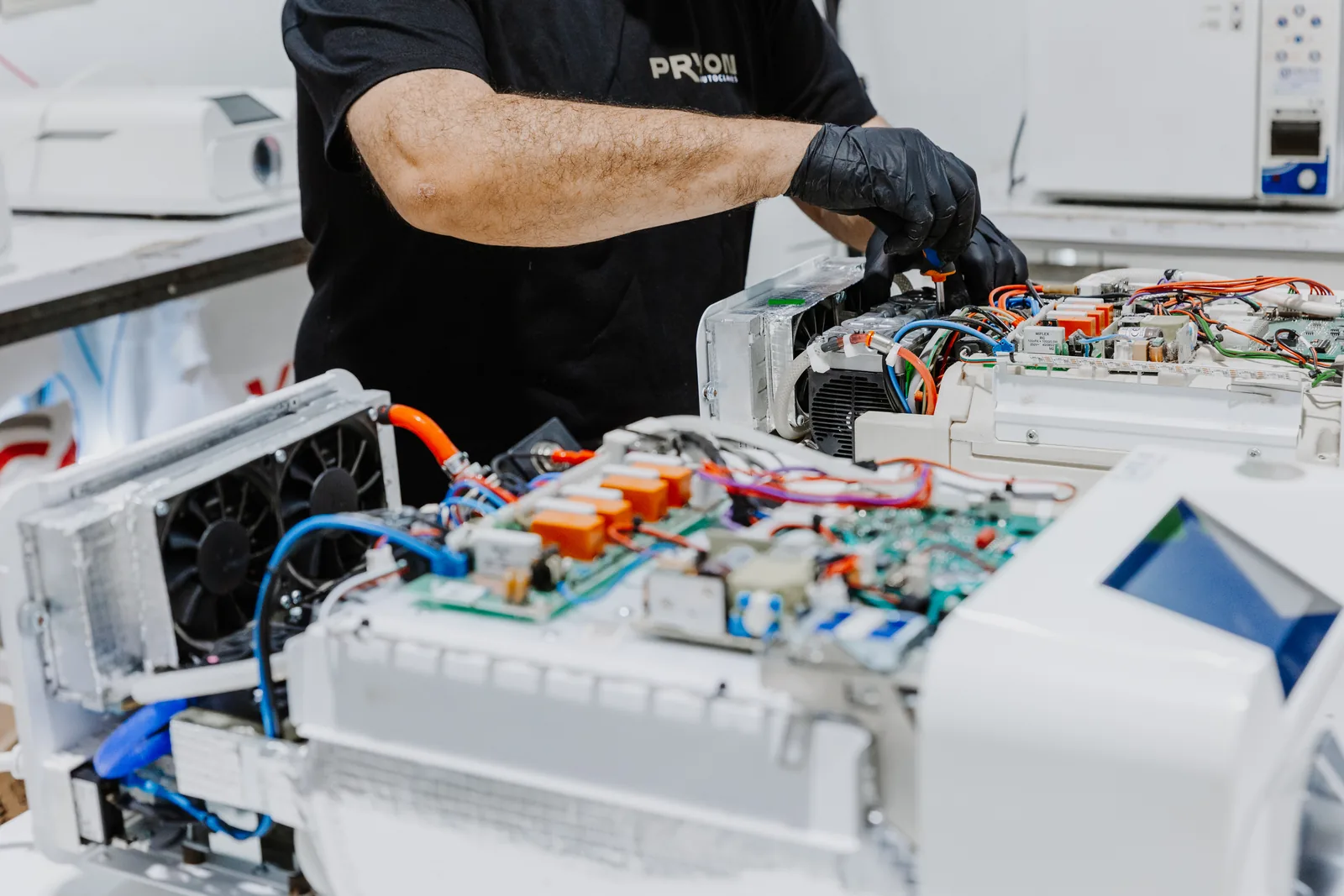 Técnico PRYON revisando los componentes internos de un autoclave